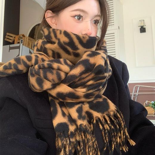 【秋冬新宠❗️甜酷豹纹流苏围巾】软糯亲肤，保暖又时髦，百搭不挑人！复古女新年马年新款千禧辣妹风加厚亲肤披肩围脖 商品图3