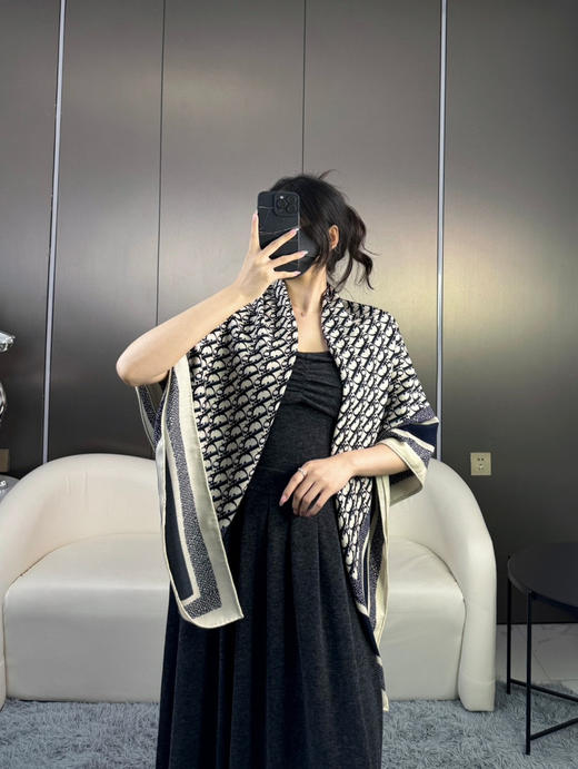 秋冬特惠💰450 迪家围巾【D字母双面方巾】这款方巾采用双色双面设计 商品图1