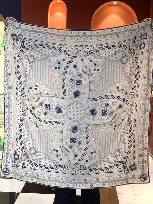 秋冬特惠💰450 LV围巾 LV x TM 披肩【丝绒双面同色披肩】 商品图0