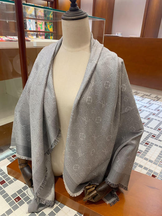 秋冬特惠💰420 LV围巾 特别的面料构造！！LV这次在面料和暗纹纹路设计上可谓非常有惊喜 商品图5