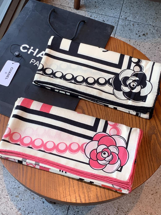 秋冬特惠💰420 香奈儿围巾 秋冬高级成衣系列～【双面同色丝绒披肩】 商品图1