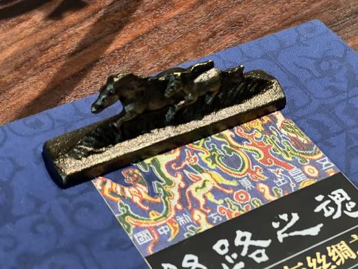 日本南部生肖铁镇（全十二种）
 
新年推出生肖镇纸是本店的老规矩，继以往几年推出羊、鸡、猴、狗、猪、鼠、牛、虎、兔、龙与蛇之后，今年继续推出马年镇纸。如此十二生肖镇纸全部集齐，也意味着11年已经过去。 商品图10