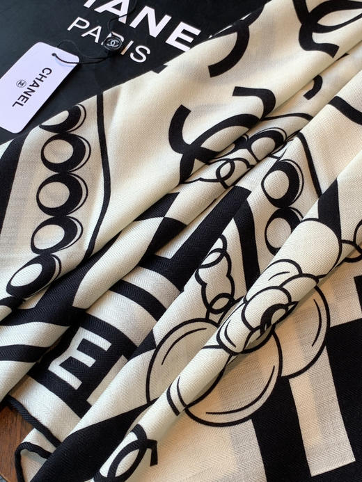 秋冬特惠💰420 香奈儿围巾 秋冬高级成衣系列～【双面同色丝绒披肩】 商品图4