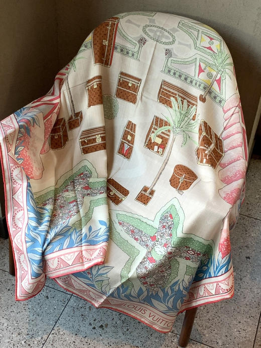 秋冬特惠💰420 LV围巾 L.vip 定制级别  【双面同色高奢丝绒方巾，绒级别的超柔触感】 商品图7