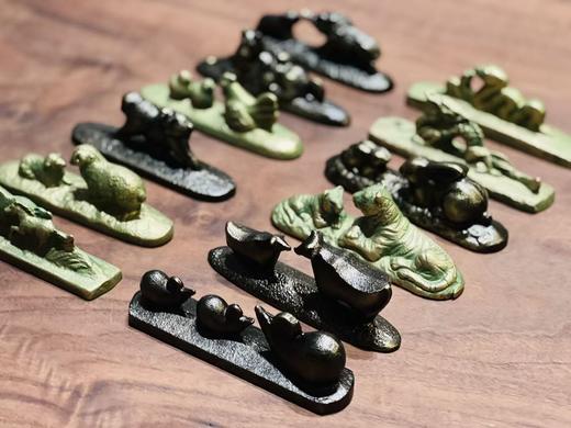 日本南部生肖铁镇（全十二种）
 
新年推出生肖镇纸是本店的老规矩，继以往几年推出羊、鸡、猴、狗、猪、鼠、牛、虎、兔、龙与蛇之后，今年继续推出马年镇纸。如此十二生肖镇纸全部集齐，也意味着11年已经过去。 商品图1