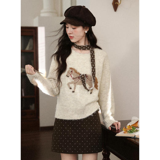 鹿向南「鎏金驹影」杏色圆领miu系针织毛衣女冬宽松慵懒短款上衣 商品图2