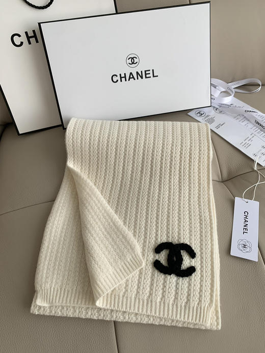 秋冬特惠💰160 香奈儿围巾也是没谁了
这条白色菠萝纹香奈儿围巾 商品图2