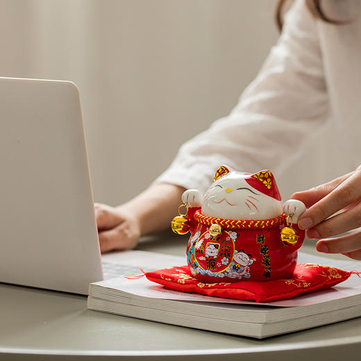 【财源滚滚❗️招财猫陶瓷摆件】福气上手，添福添喜，好运连连！新年马年创意家居小招财猫存钱罐储蓄罐汽车摆件书桌装饰品 商品图2