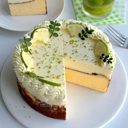 【甜久荟 青柠慕斯巴斯克芝士蛋糕】 青柠汁慕斯化解了芝士的厚重 一丝丝的青柠皮更是像在舌尖起舞 一口轻盈一口绵密 搭配着巴斯克蛋糕特有的焦香 惊艳了味蕾 下午茶甜品或生日蛋糕颜值高级 商品图2