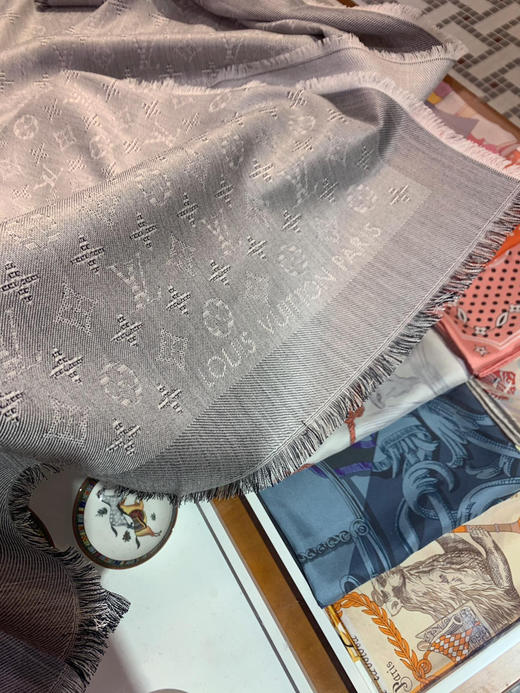 秋冬特惠💰420 LV围巾 特别的面料构造！！LV这次在面料和暗纹纹路设计上可谓非常有惊喜 商品图4