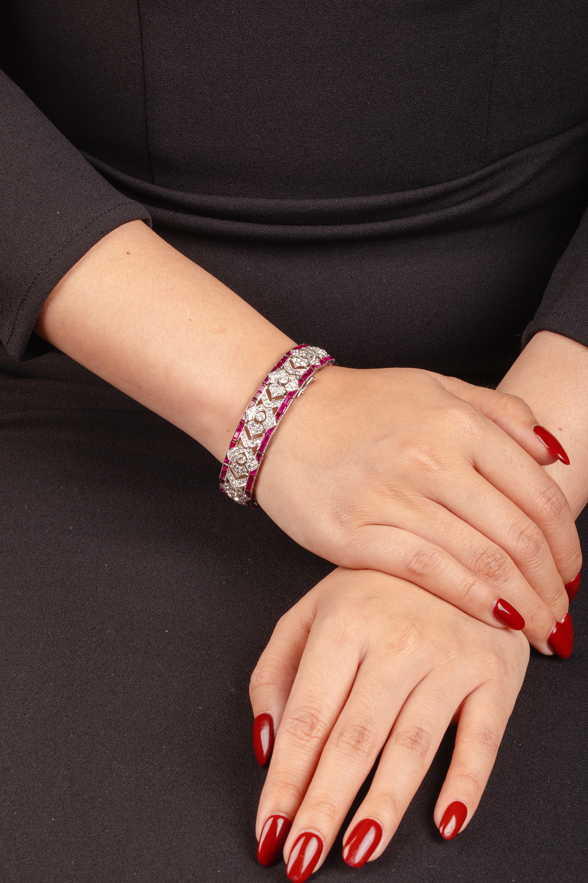 独角鹿西洋古董1920年代法国顶级珠宝世家梵克雅宝出品装饰艺术风格几何花卉造型铂金镶嵌红宝石及钻石手链