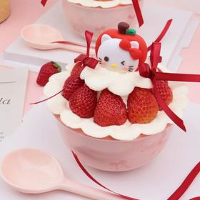 【KT猫 lucky草莓碗】HelloKitty草莓碗蛋糕，是少女心的专属浪漫。粉嫩的瓷碗、可爱的Kitty装饰，搭配酸甜的草莓和柔软的奶油，每一口都是甜蜜的暴击(深圳幸福西饼)| 幸福西饼