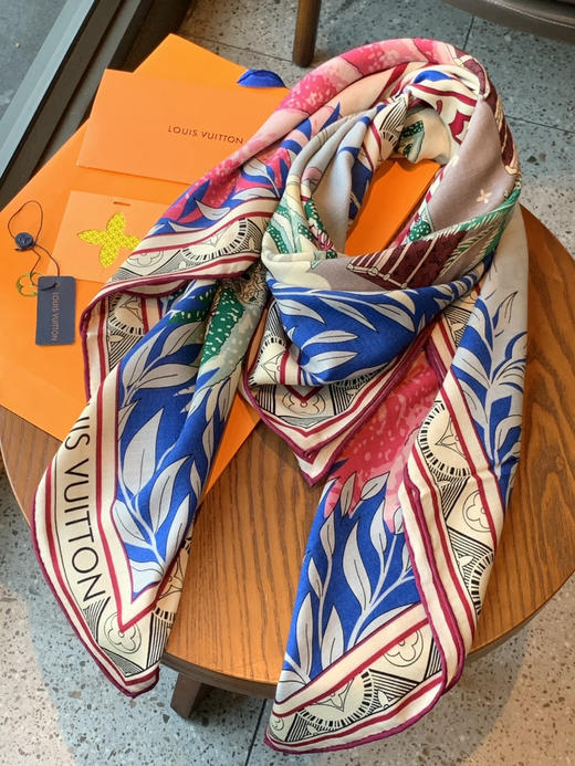 秋冬特惠💰420 LV围巾 L.vip 定制级别  【双面同色高奢丝绒方巾，绒级别的超柔触感】 商品图4