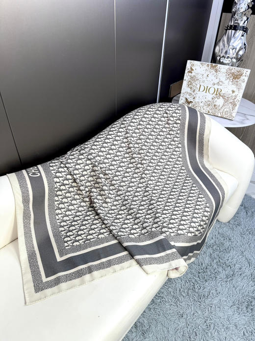 秋冬特惠💰450 迪家围巾【D字母双面方巾】这款方巾采用双色双面设计 商品图6