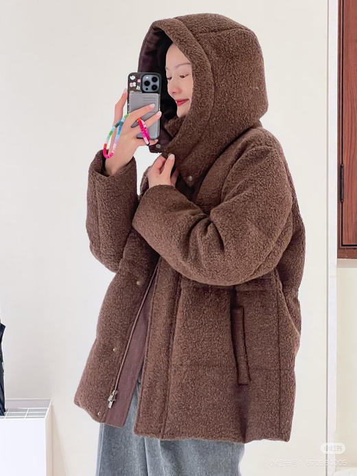 冬日「软绒哲学」深咖秘境 羊毛针织泰迪绒羽绒服 舒适包容廓形 羊毛针织泰迪绒 触感柔软毛圈结构 立领连帽结构 保持流畅线条 藏肉于无形 商品图6