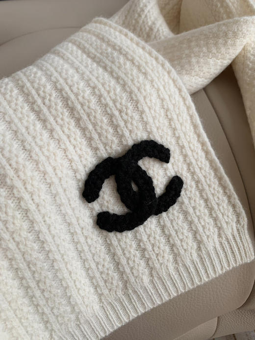 秋冬特惠💰160 香奈儿围巾也是没谁了
这条白色菠萝纹香奈儿围巾 商品图6