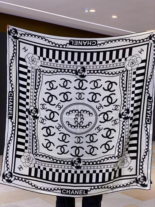 秋冬特惠💰420 香奈儿围巾 秋冬高级成衣系列～【双面同色丝绒披肩】 商品图0