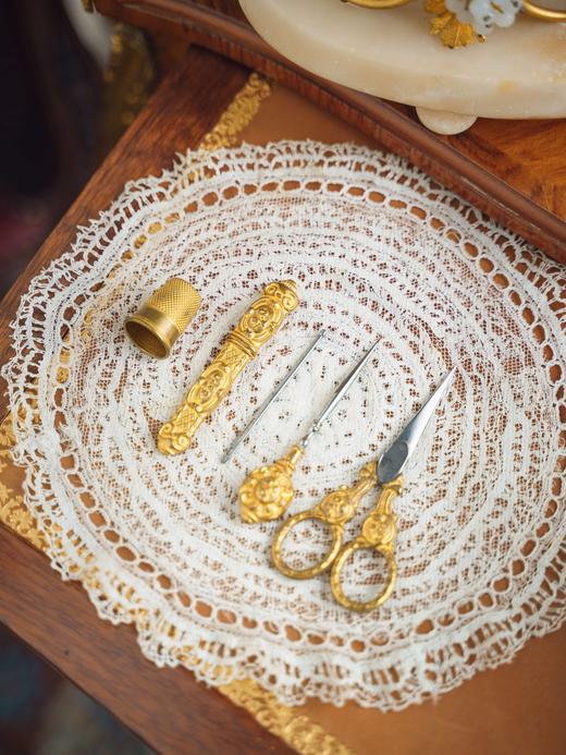 独角鹿西洋古董1850-1870年代法国拿破仑三世时期出品素胎瓷底座铜鎏金精雕装饰母贝及欧泊水晶蛋形缝纫套件 商品图6