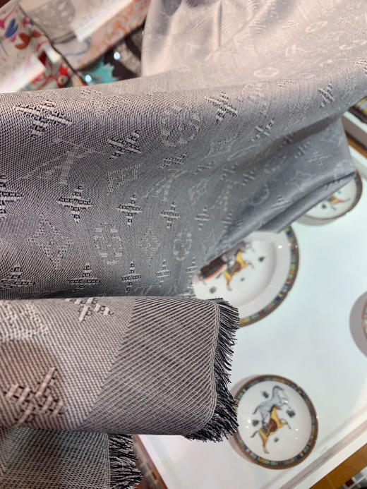 秋冬特惠💰420 LV围巾 特别的面料构造！！LV这次在面料和暗纹纹路设计上可谓非常有惊喜 商品图2