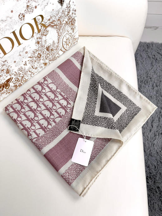 秋冬特惠💰450 迪家围巾【D字母双面方巾】这款方巾采用双色双面设计 商品图4