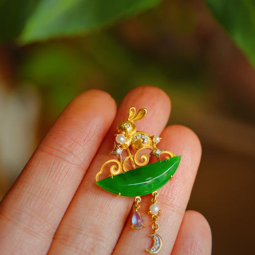 龢盒原创 月兔踏翠18k金镶翡翠胸针 商品图3