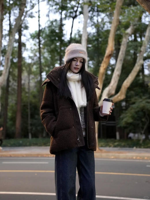 冬日「软绒哲学」深咖秘境 羊毛针织泰迪绒羽绒服 舒适包容廓形 羊毛针织泰迪绒 触感柔软毛圈结构 立领连帽结构 保持流畅线条 藏肉于无形 商品图1