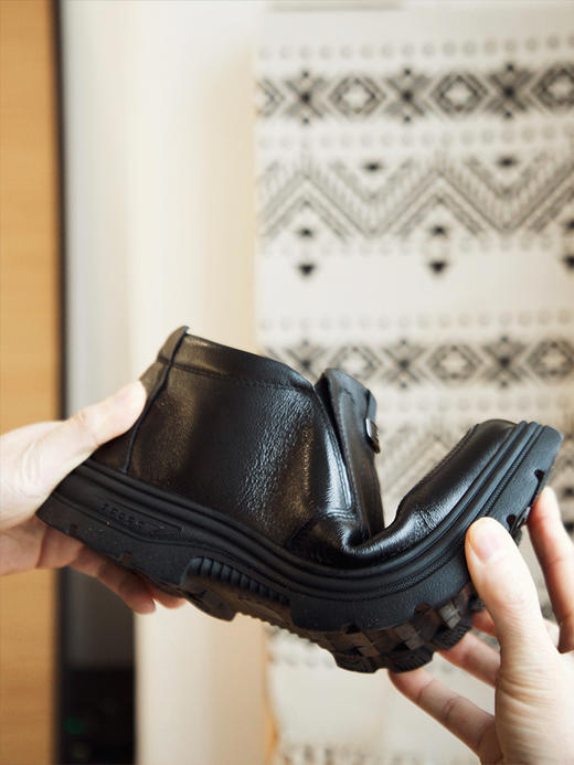 【一双过冬  送老公送爸爸当过年新鞋很合适】 男士加绒皮鞋  头层牛皮料子  内里纯羊毛  脚感又软又暖  搭配皮衣、大衣精神有气场 商品图6