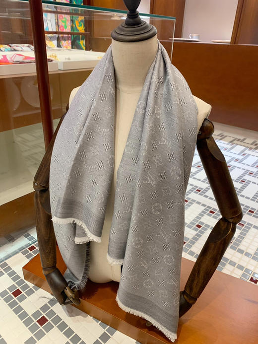 秋冬特惠💰420 LV围巾 特别的面料构造！！LV这次在面料和暗纹纹路设计上可谓非常有惊喜 商品图6