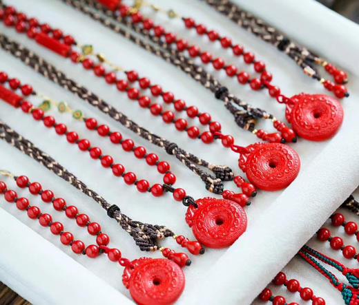 【精美饰品丨新年朱砂红绳、包挂、项链系列】选取天然高含量朱砂，原始提取，匠心制作，色泽鲜艳，款式多多，自己戴送家人朋友都可以~ 商品图9