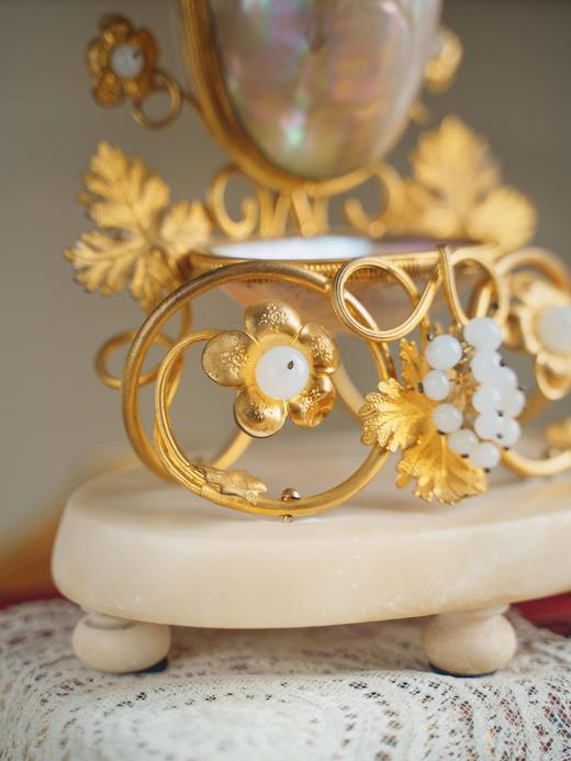 独角鹿西洋古董1850-1870年代法国拿破仑三世时期出品素胎瓷底座铜鎏金精雕装饰母贝及欧泊水晶蛋形缝纫套件 商品图5