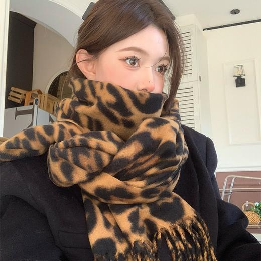 【秋冬新宠❗️甜酷豹纹流苏围巾】软糯亲肤，保暖又时髦，百搭不挑人！复古女新年马年新款千禧辣妹风加厚亲肤披肩围脖 商品图2