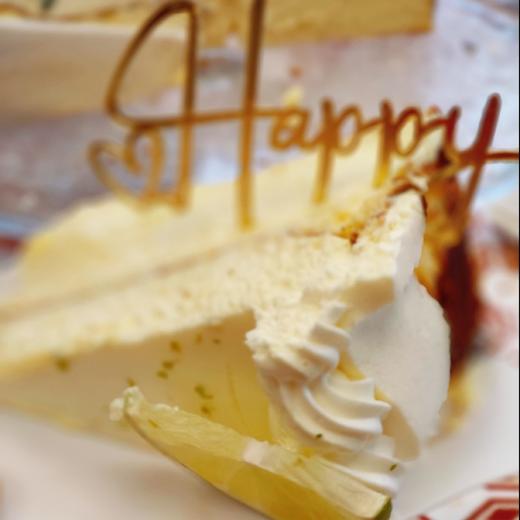 【甜久荟 青柠慕斯巴斯克芝士蛋糕】 青柠汁慕斯化解了芝士的厚重 一丝丝的青柠皮更是像在舌尖起舞 一口轻盈一口绵密 搭配着巴斯克蛋糕特有的焦香 惊艳了味蕾 下午茶甜品或生日蛋糕颜值高级 商品图6