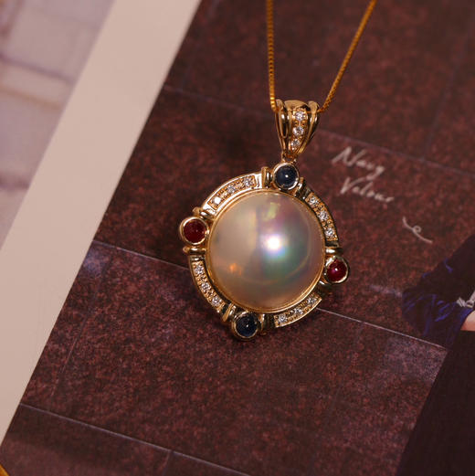 复古海水马贝吊坠 13-14mm chao强镜面光 表皮很干净 双色宝石+钻石镶嵌 18k厚金配件 商品图1