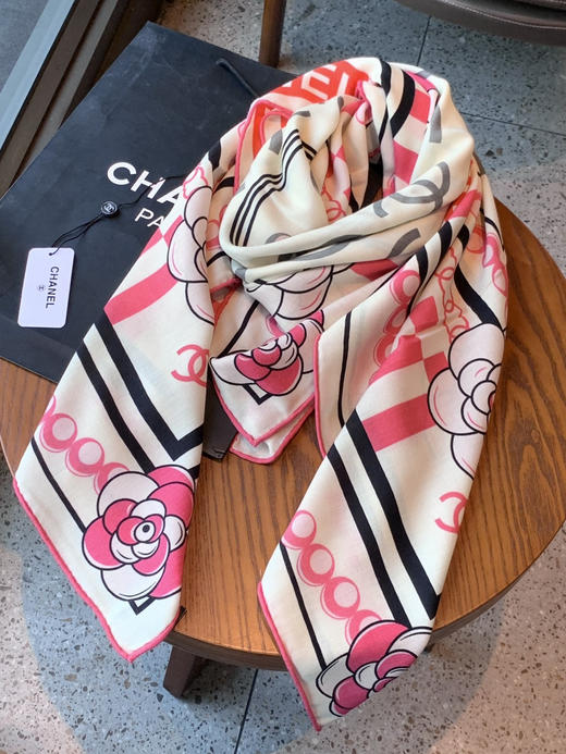 秋冬特惠💰420 香奈儿围巾 秋冬高级成衣系列～【双面同色丝绒披肩】 商品图3