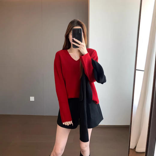 小禾新年系列！2026纯羊毛V领针织衫设计感斜肩纽扣高领毛衣女款！ 商品图1