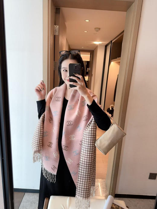 秋冬特惠💰160 香奈儿围巾24C 双面彩虹围巾 
彩虹金围巾披肩 商品图1