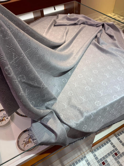 秋冬特惠💰420 LV围巾 特别的面料构造！！LV这次在面料和暗纹纹路设计上可谓非常有惊喜 商品图3