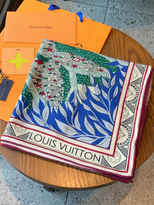 秋冬特惠💰420 LV围巾 L.vip 定制级别  【双面同色高奢丝绒方巾，绒级别的超柔触感】 商品图3