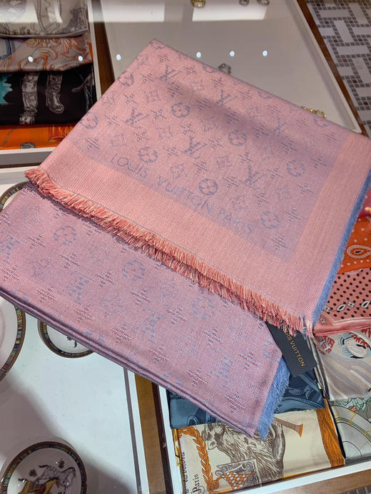 秋冬特惠💰420 LV围巾 特别的面料构造！！LV这次在面料和暗纹纹路设计上可谓非常有惊喜 商品图3