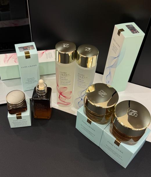 一店d ❗️你们爱的雅诗兰黛 时隔快一年终于终于又等到它 精华➕眼霜➕面霜➕樱花水➕原生液 都安排了 ！ 商品图1