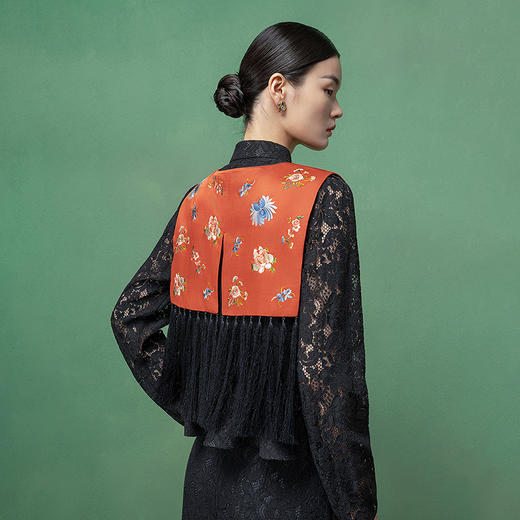 【林栖设计小店】拍行古董陌上花开|丝棉缎绣花橘红色云肩2026春新款马面裙马甲1961223 商品图4