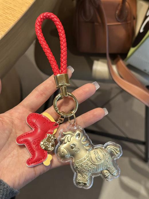 【拍2送赠品 新年必买！足金20mg！光谱仪可测】新年小马/财神  黄金钥匙扣 小金马包包挂件 手机挂绳 商品图5