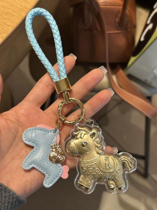 【拍2送赠品 新年必买！足金20mg！光谱仪可测】新年小马/财神  黄金钥匙扣 小金马包包挂件 手机挂绳 商品图7
