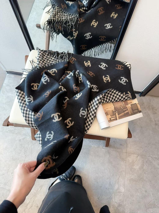 秋冬特惠💰160 香奈儿围巾24C 双面彩虹围巾 
彩虹金围巾披肩 商品图5