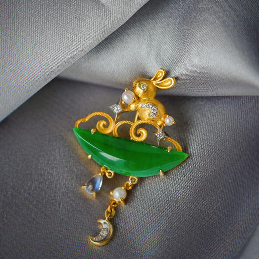 龢盒原创 月兔踏翠18k金镶翡翠胸针 商品图1
