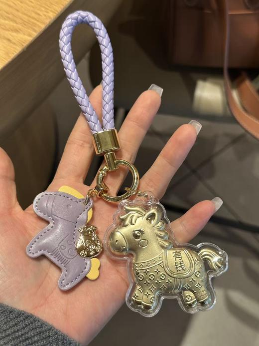 【拍2送赠品 新年必买！足金20mg！光谱仪可测】新年小马/财神  黄金钥匙扣 小金马包包挂件 手机挂绳 商品图4