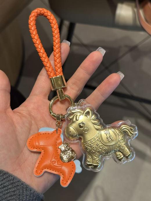 【拍2送赠品 新年必买！足金20mg！光谱仪可测】新年小马/财神  黄金钥匙扣 小金马包包挂件 手机挂绳 商品图1