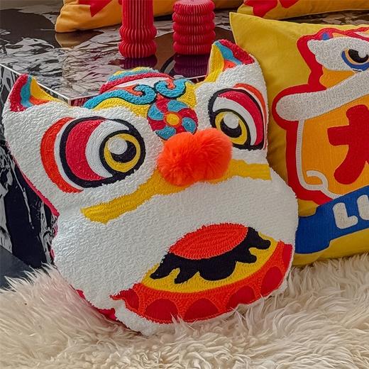 【品牌直发】加倍生活 贺岁小马毛巾绣抱枕 45*45cm新年大红喜庆马年可爱毛绒丝绒沙发抱枕  马年限定系列 春节焕新季 商品图1