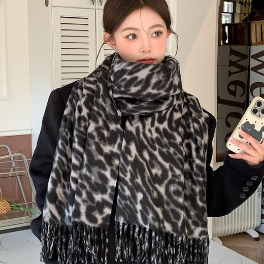 【秋冬新宠❗️甜酷豹纹流苏围巾】软糯亲肤，保暖又时髦，百搭不挑人！复古女新年马年新款千禧辣妹风加厚亲肤披肩围脖 商品图1