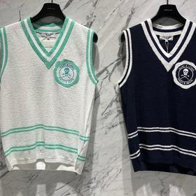 新款男款夏季薄款v领针织背心，当季海报款，非常有型的一件了！日系儒雅气质又时尚！很大都市的高级品位！